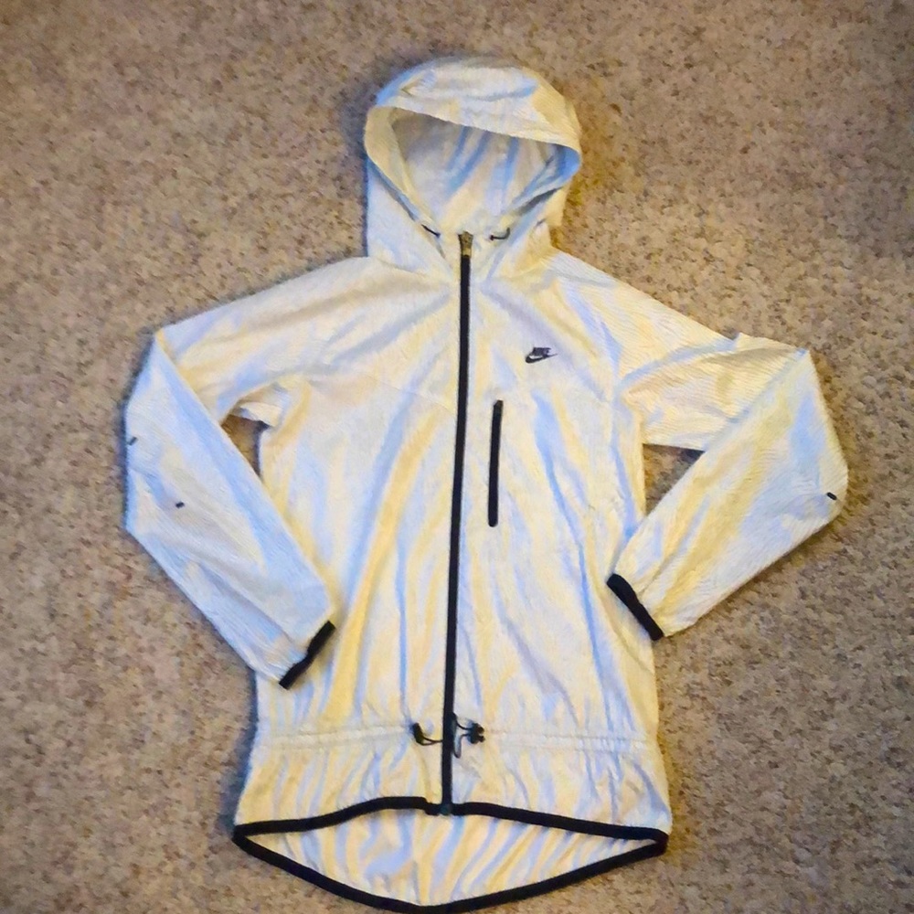 Nike women’s wind breaker with reflective polyester material